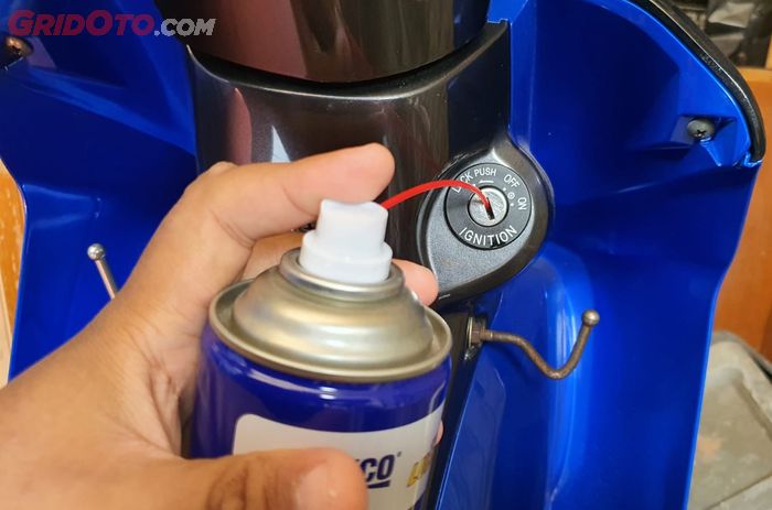 motor bekas, kunci kontak, penyebab kunci kontak motor seret, cara atasi kunci kontak seret, cara atasi kunci kontak motor seret, kunci kontak motor seret, Cara Atasi Kunci Motor Kontak Seret Dengan Memakai Cairan Penetran, Simak Langkahnya