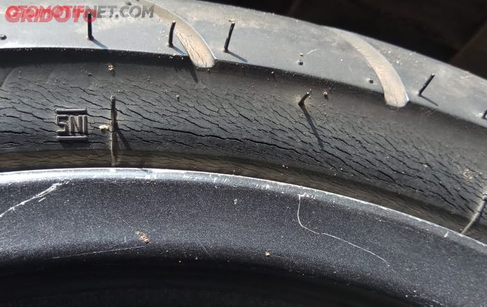 ban motor, motor bekas, penyebab ban motor retak-retak, penyebab ban retak-retak, kenapa ban motor bisa retak-retak, penyebab ban motor pecah-pecah, Harus Tahu, Akibat Kesalahan Sepele Ini Ban Motor Bisa Retak