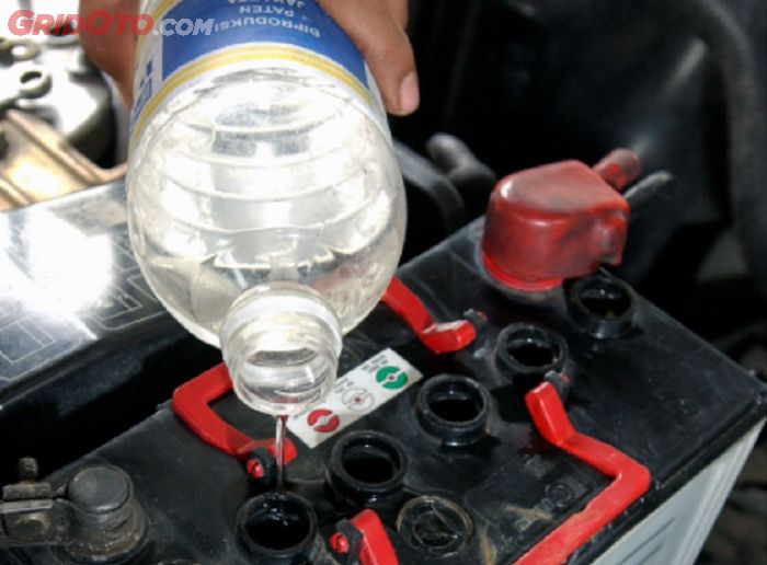 mobil, accu, aki mobil, accu mobil, Mobil Habis Isi Air Aki Gak Boleh Langsung Dinyalakan? Ini Kata Bengkel