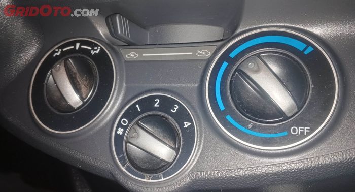 rokok, ac mobil, servis ac, servis ac mobil, Sering Merokok di Dalam Mobil, Ternyata Ini Dampaknya buat AC