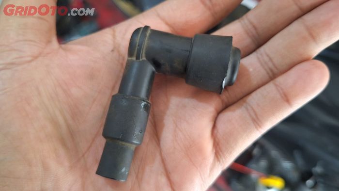 motor bekas, cop busi, busi motor, cara buka cop busi, cara buka cop busi motor, buka cop busi, Cara Buka Cop Busi Motor Yang Benar Tanpa Takut Rusak, Simak Triknya