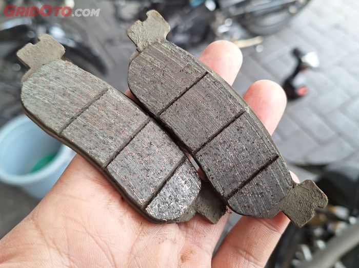 kampas rem, kampas rem motor, penyebab kampas rem cepat habis, penyebab kampas rem motor cepat habis, kenapa kampas rem cepat habis, apa penyebab kampas rem motor cepat habis, Inilah Kebiasaan Sepele Penyebab Kampas Rem Bekas Cepat Habis