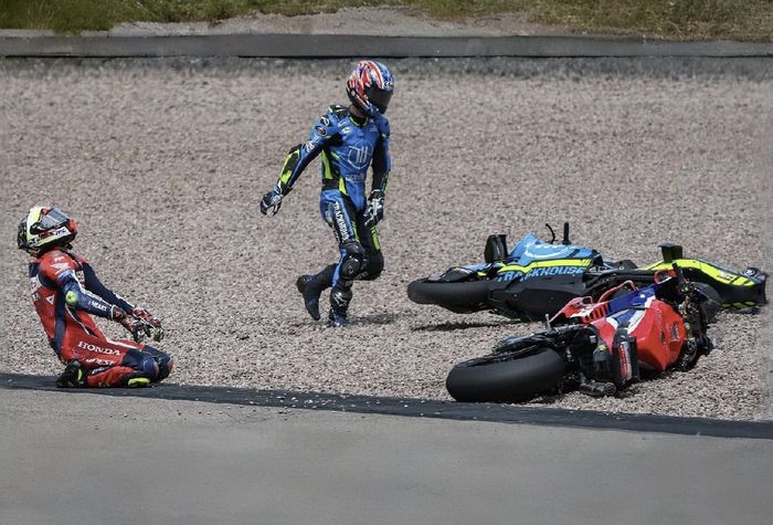 MotoGP, sachsenring, motogp jerman, pembalap jatuh, Cuma 10 Pembalap yang Finish, Ini Alasan Angkernya Tikungan 1 Sachsenring
