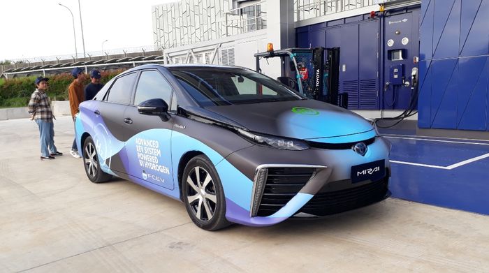 mobil hidrogen, toyota mirai, Fuel Cell Electric Vehicle (FCEV), Mobil hidrogen Toyota, Bukan Cuma Mobil Penumpang, Bahan Bakar Forklift dan Truk Dibikin Hidrogen Sama Toyota