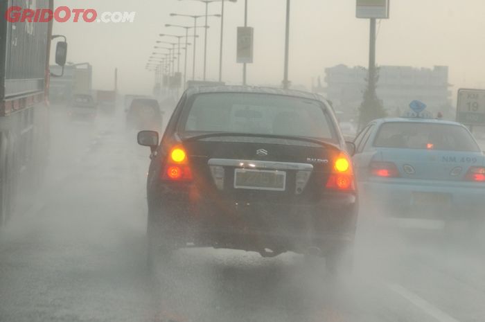 hujan deras, lampu mobil, lampu hazard, mobil bekas, lampu hazard mobil, Ini Sebabnya Saat Hujan Deras Jangan Pakai Lampu Hazard, Simak Ya