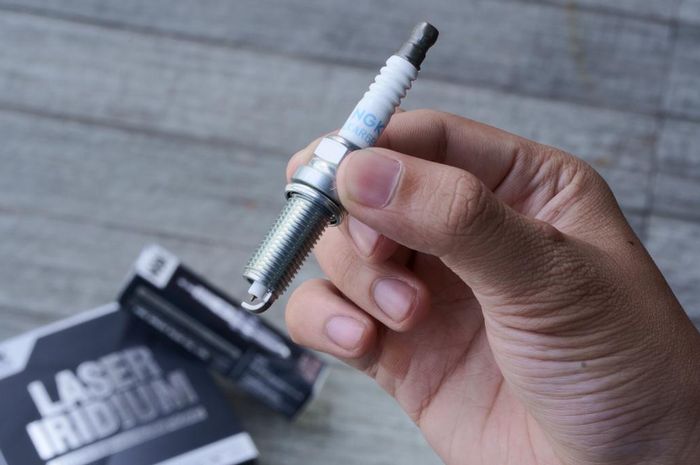 motor bekas, busi motor, busi iridium, kelebihan busi iridium, apa kelebihan busi iridirum, busi iridium motor, Ini Kelebihan Busi Motor Tipe Iridium, Bikin Busi Biasa Minder Gaes
