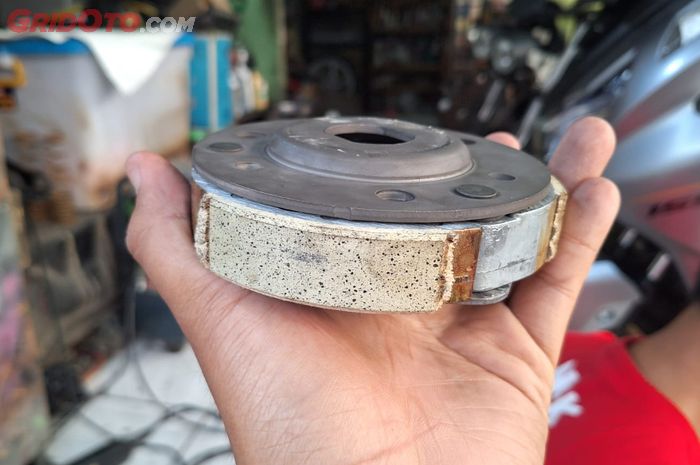motor matic, kampas ganda, kampas ganda motor matic, cara bikin kampas ganda motor matic makin mengigit, cara mencegah kampas ganda motor matic selip, Begini Cara Mudah Bikin Kampas Ganda Motor Matic Makin Menggigit, Cegah Selip
