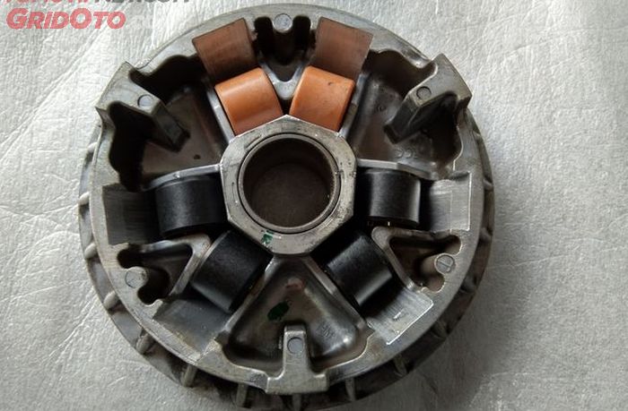motor matic, roller motor matic, cara pasang roller, cara pasang roller motor matic, cara yang benar pasang roller, cara yang benar pasang roller motor matic, Begini Cara Pasang Roller Motor Matic Yang Benar, Salah Bisa Berat