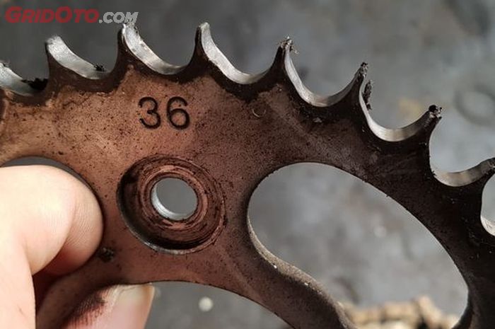oli mesin, oli bekas, oli motor, motor bekas, jangan lumasi rantai motor pakai oli bekas, rantai motor jangan dilumasi oli bekas, kenapa rantai motor tidak boleh dilumasi oli bekas, Ini Sebabnya Saat Melumasi Rantai Motor Jangan Pakai Cairan Bekas Ini