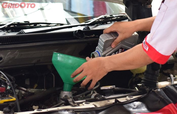 mobil, ganti oli, oli mobil, telat ganti oli mobil, Efek Telat Ganti Oli Mesin Nggak Langsung Terasa, Tapi Jangka Panjang!