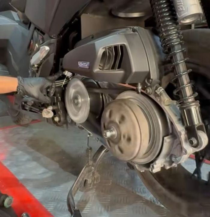 honda, pulley, pulley belakang, ADV 350, Jangan Kaget! Ternyata Komponen CVT Honda ADV 350 Segede Ini