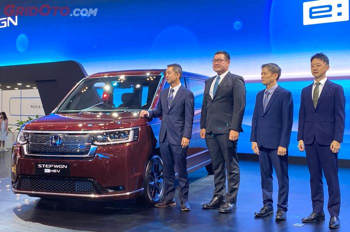 mobil baru, honda, toyota voxy, Nissan Serena e-Power, Honda Step WGN e:HEV, Perbandingan Spek dan Harga Honda Step WGN Hybrid, Lawan Voxy dan Serena