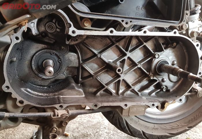 motor matic, sil pulley depan, sil pulley, penyebab sil pulley depan rembes, penyebab sil pulley depan motor matic rembes, Ini Penyebab Sil Oli Pulley Depan Motor Matic Bocor Terus Padahal Baru