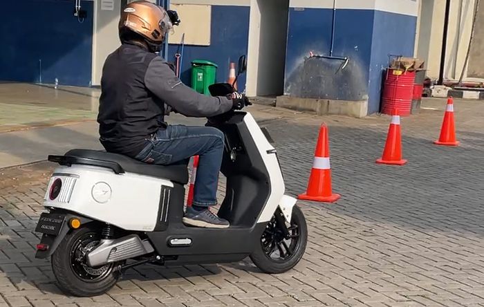 Polytron EV, polytron fox 200, Motor Ini Bisa Cegah Emak-emak Sein Kanan Belok Kiri, Keren!