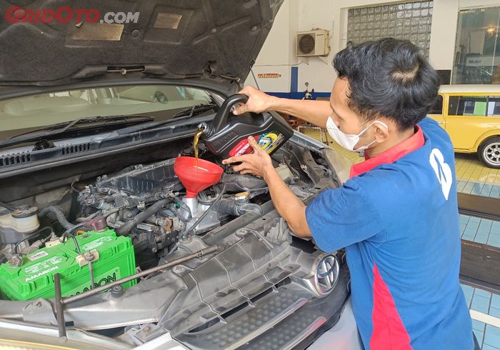 ganti oli, oli mesin, oli mobil, kuras oli, Kapan Waktu Ganti Oli Mobil, Ikuti Jarak Tempuh atau Durasi Pemakaian?