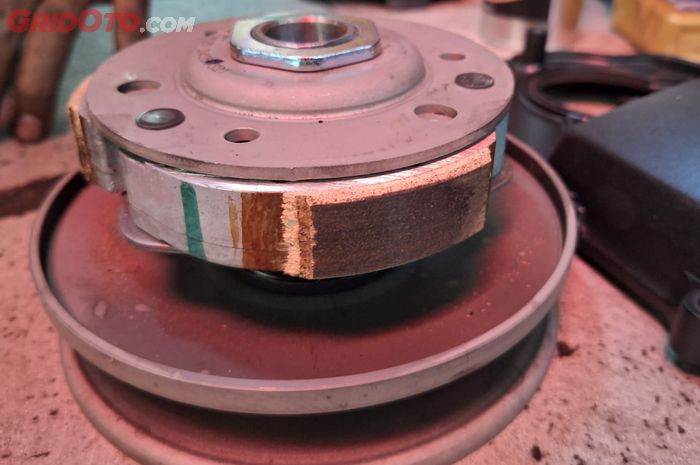 motor matic, kampas ganda, kampas ganda motor matic, apa manfaat mengamplas kampas ganda motor matic, manfaat mengamplas kampas ganda motor matic, kenapa kampas ganda motor matic diampelas, Ternyata Ini Manfaat Amplas Kampas Ganda CVT Motor Matic Saat Servis