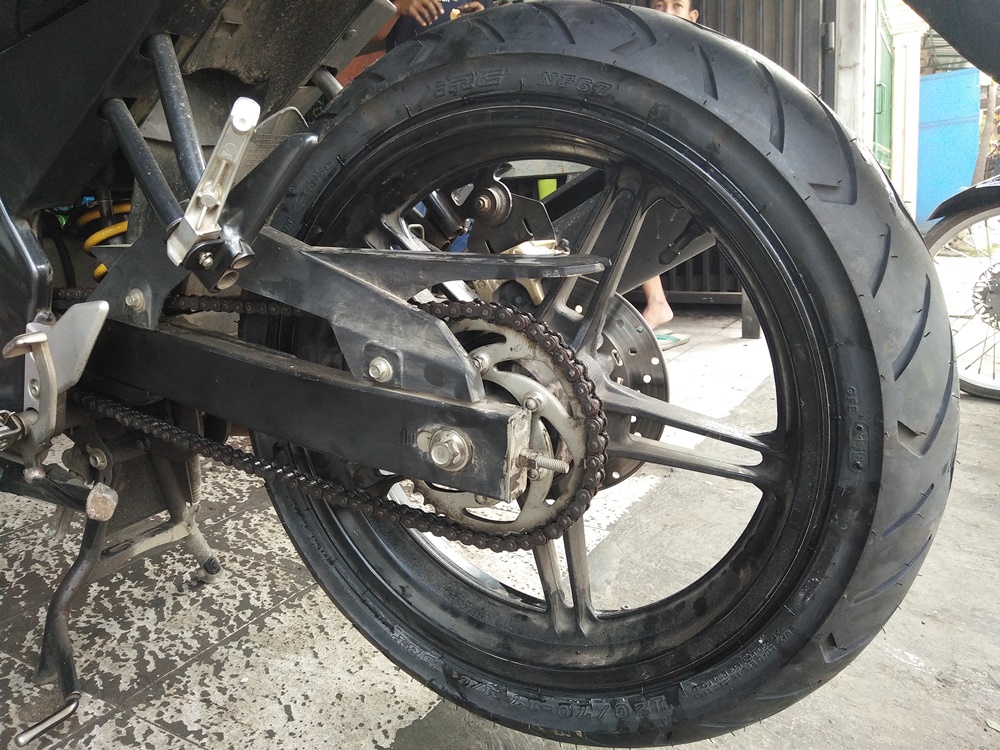 rantai motor, rantai, motor bekas, cara mengencangkan rantai, cara mengencangkan rantai motor, Hal Penting Yang Perlu Diketahui Saat Mengencangkan Rantai Motor Bekas