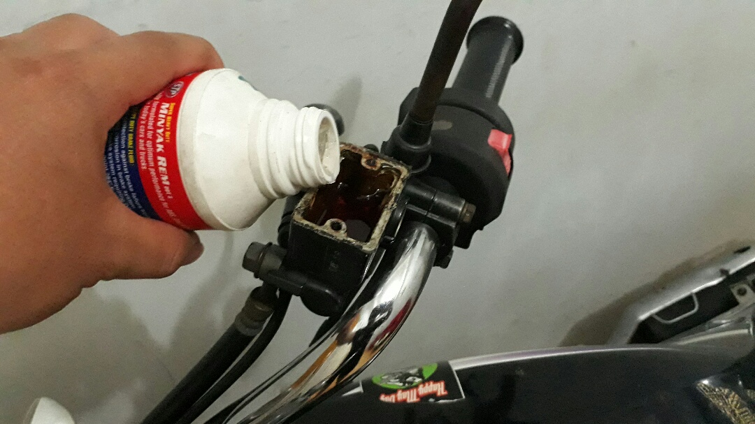 motor bekas, rem motor, rem cakram, rem cakram motor, cara buang angin di rem cakram, buang angin rem cakram, Persiapan Turing Jauh, Begini Cara Buang Angin di Rem Cakram Motor Bekas