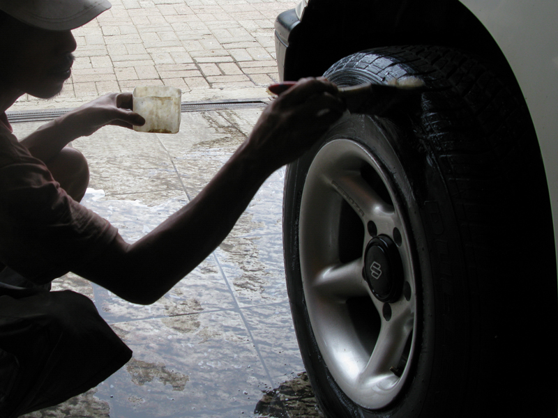 ban mobil, mobil bekas, semir ban, semir ban mobil, ciri semir ban bikin karet cepat getas, Jangan Asal Mengkilap, Ini Ciri Semir Ban Mobil Bekas Yang Bikin Karet Cepat Getas