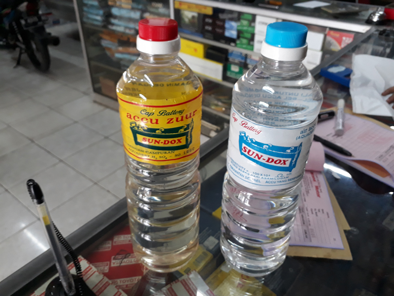 mobil bekas, air aki, aki mobil, tambah air aki mobil, air aki mobil, cara tambah air aki, Jangan Ngasal, Ini Cara Yang Benar Untuk Tambah Air Aki Mobil Bekas