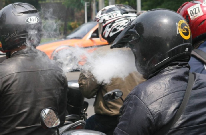 merokok, safety riding, Wahana Makmur Sejati (WMS), merokok sambil naik motor, Stop Merokok Saat Naik Motor, Pakar Safety Riding Ingatkan Bahayanya