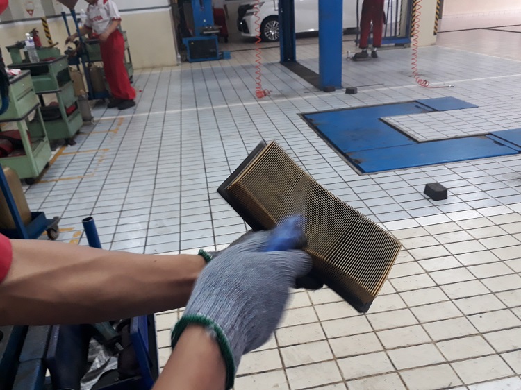 mobil bekas, filter udara, filter udara mobil, cara membersihkan filter udara, cara membersihkan filter udara mobil, cara merawat filter udara, Cara Mudah Membersihkan Filter Udara Mobil Bekas Sebelum Liburan Akhir Tahun