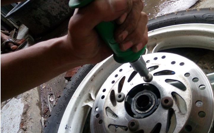 motor bekas, baut cakram, baut cakram motor, cara buka baut cakram, cara buka baut cakram motor, Dipaksa Bikin Slek, Lebih Baik Pakai Trik Ini Buat Buka Baut Cakram Motor Bekas Yang Keras