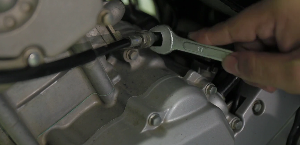motor bekas, kopling manual, cara setel jarak main kopling motor, cara mudah setel jarak main kopling motor, setel jarak main kopling, setel jarak main kopling motor manual, Ternyata Semudah Ini Setel Jarak Main Kopling Motor Bekas Manual