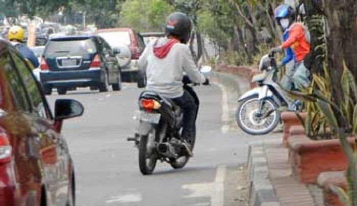 lampu sein, Aturan lampu sein, Tilang Lampu Sein, Lupa Lampu Sein Ditilang, Denda Tilang Lampu Sein, Duh, Lupa Nyalakan Lampu Sein di Situasi Ini Berbuah Denda Tilang Seperempat Juta