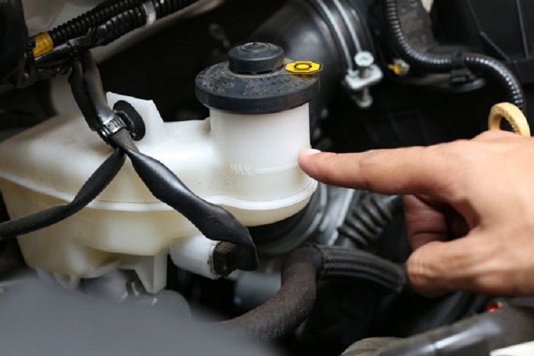 mobil bekas, minyak rem, rem mobil, penyebab minyak rem berkurang, penyebab minyak rem mobil berkurang, apa penyebab minyak rem berkurang, kenapa minyak rem berkurang, Minyak Rem Mobil Bekas Tiba-tiba Berkurang, Cek Komponen Ini