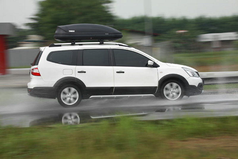ban mobil, tapak ban, aquaplaning, Ban Kehilangan Traksi, Kecepatan Mobil Aquaplaning, Tak Melulu Saat Ngebut, Aquaplaning Sudah Bisa Terjadi di Kecepatan Segini