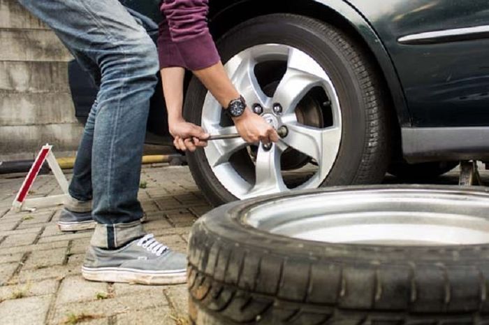 mobil bekas, mur roda, mur roda mobil, cara pasang mur roda, cara pasang mur roda mobil, Ternyata Ini Sebabnya Pasang Mur Roda Mobil Bekas Pakai Tangan Dulu