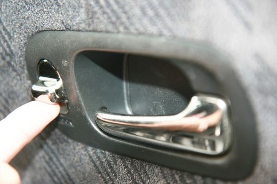 mobil, child lock, pintu, kelistrikan, central lock, Pintu Mobil Sulit Dibuka, Bisa Jadi Child Lock atau Central Lock