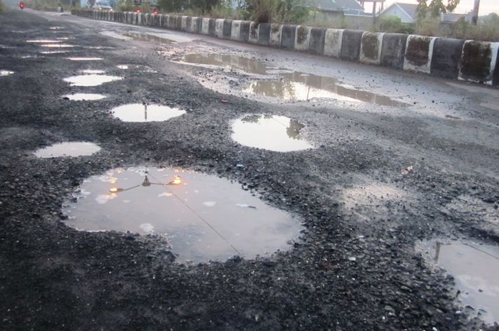 lubang, mengemudi, Eka Jaya Berrindo, HER WHEELS, Perempuan Pasti Bisa, Ini Cara Mudah Hindari Mobil Hantam Lubang Di Jalan
