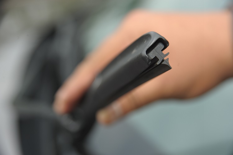 wiper, wiper mobil, mobil bekas, ganti wiper mobil, ganti wiper, cara ganti wiper, cara ganti wiper mobil, Musim Hujan, Begini Cara Mudah Ganti Karet Wiper Mobil Bekas Sendiri