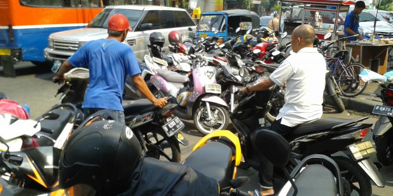 parkir liar, tukang parkir liar, Jukir Liar Tak Bisa Dihukum, Hukuman Parkir Liar, Tukang Parkir Liar di Atas Angin, Dishub dan Polisi Saling Angkat Tangan Tak Bisa Menghukum