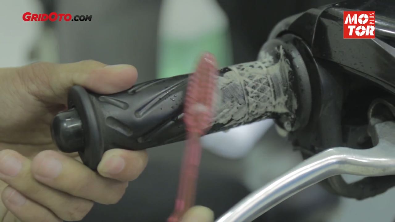 motor bekas, handgrip, cara merawat handgrip, handgrip motor, cara membersihkan handgrip, Cara Mudah Membersihkan Kerak kotoran Di Handgrip Motor Bekas