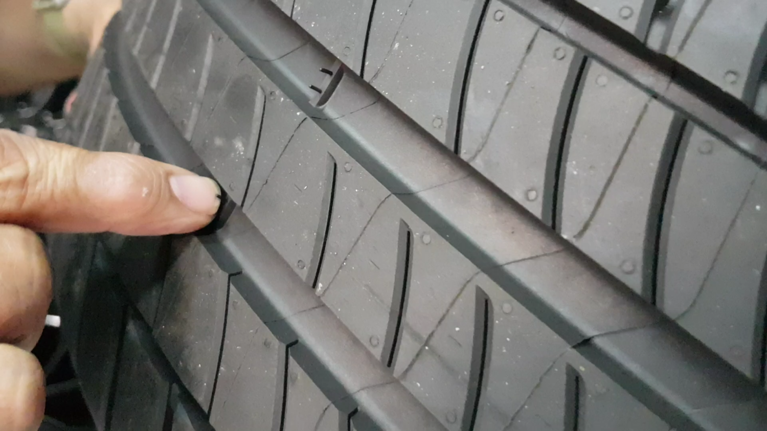 hujan, Tread Wear Indicator, aquaplaning, alur, Tidak Hiraukan Batas Tread Wear Indicator Ban Mobil, Ini Bahayanya