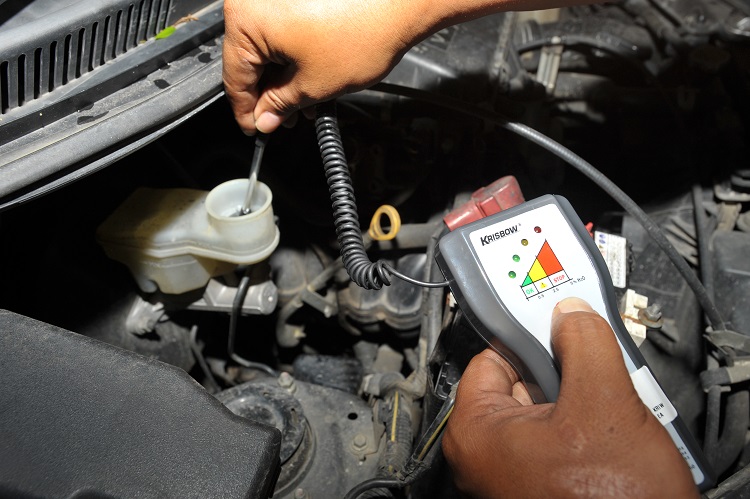 mobil bekas, minyak rem, minyak rem mobil, dampak malas cek minyak rem, dampak jarang cek minyak rem, Ternyata Dampak Malas Cek Kondisi Minyak Rem Mobil Bekas Bahaya Banget