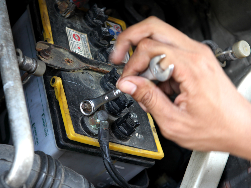 mobil bekas, aki mobil, kepala aki, dampak kepala aki kendur, kepala aki kendur, Begini Dampaknya Bila Kepala Aki Di Mobil Bekas Kendur Dibiarkan