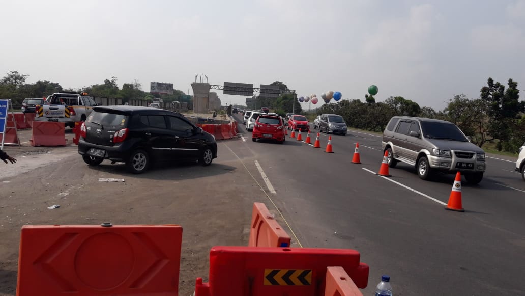 rekayasa lalu lintas, Lawan Arah di Tol, Contraflow Jalan Tol, Contraflow Libur Nataru, Libur Nataru 2025, Catat, di Tanggal-tanggal Berikut Mobil Dipersilakan Lawan Arah di Tol Jakarta-Cikampek dan Jagorawi