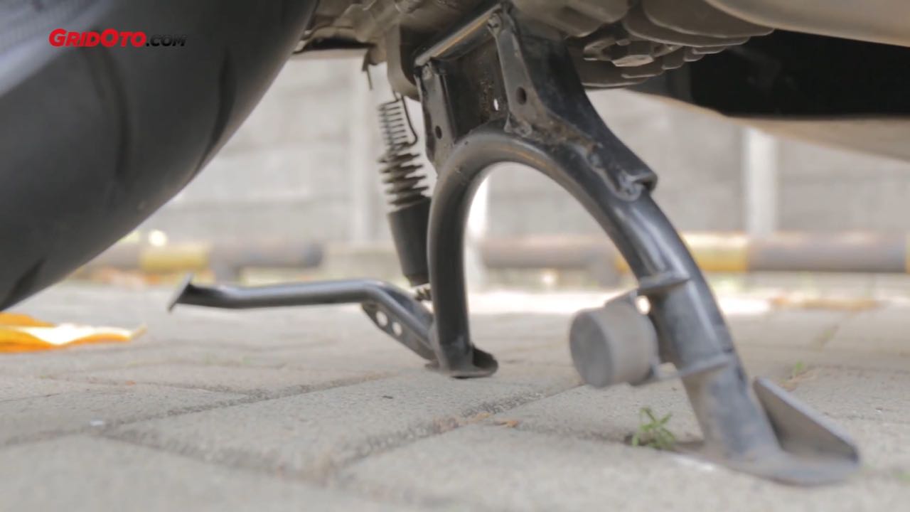 standar samping, standar motor, standar tengah, motor bekas, sokbreker motor, Awas Motor Parkir Terlalu Lama Pakai Standar Samping Bikin Sokbreker Bocor