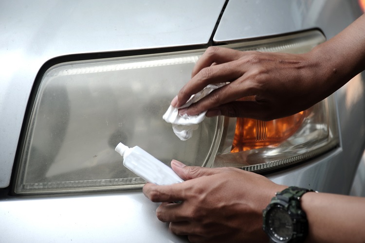 pasta gigi, headlamp motor, mika lampu, headlamp, headlamp mobil buram, mika lampu mobil, Tidak Hanya Bersihin Gigi, Pasta Gigi Bisa Bikin Mika Lampu Kinclong