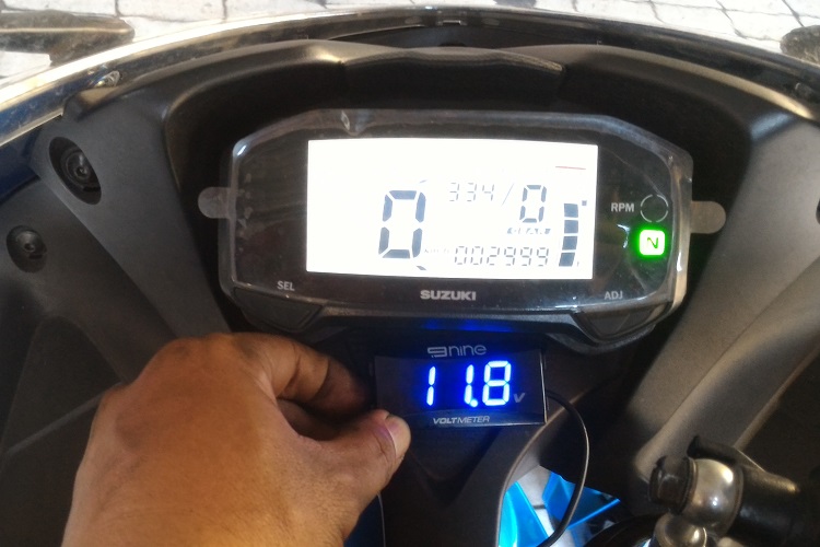 motor injeksi, aki motor, voltmeter, pasang voltmeter, Gak Perlu Mekanik, Begini Cara Pasang Voltmeter Tambahan di Motor