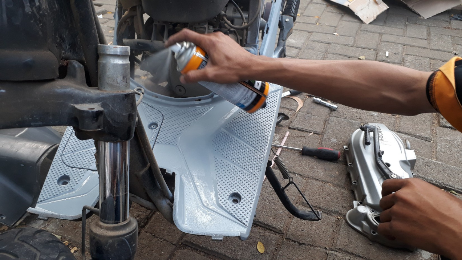 body motor, progress paintshop, body kasar, menghitamkan body kasar, Bukan Cuma Dioles, Ini Cara Menghitamkan Kembali Bodi Kasar yang Awet
