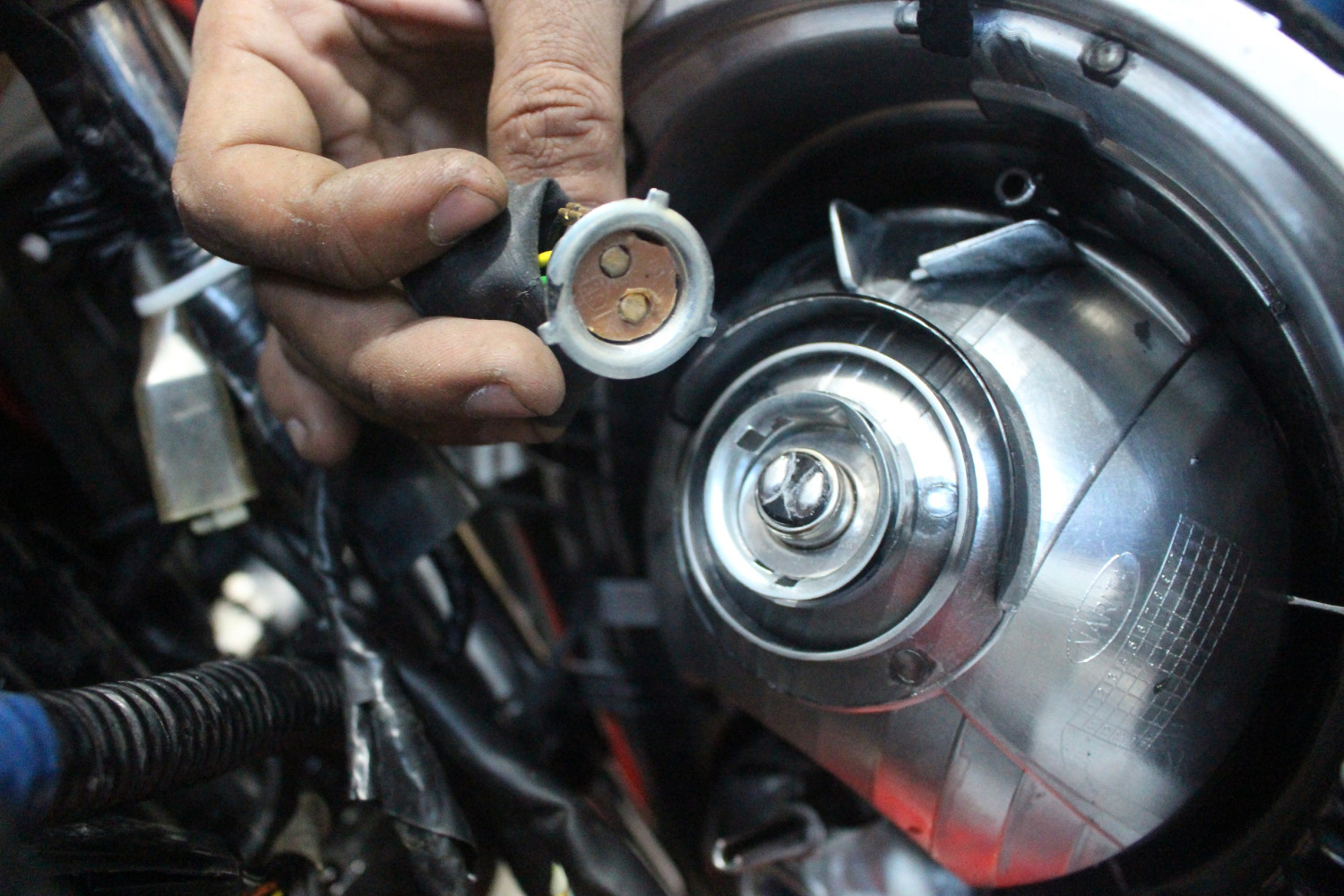 lampu motor, aki motor, aki tekor, lampu redup, Lampu Motor Redup Belum Tentu Aki Tekor, Bisa Jadi Ini Masalahnya