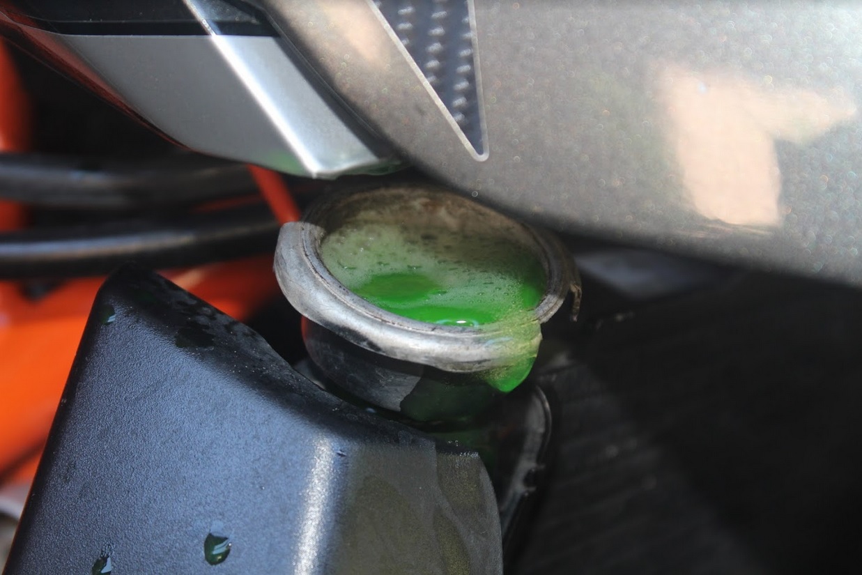 air radiator, motor bekas, radiator motor, air coolant radiator, cara tambah air radiator, cara tambah coolant radiator, tambah air radiator, Ini Langkah Yang Benar Saat Tambah Cairan Coolant di Motor Bekas