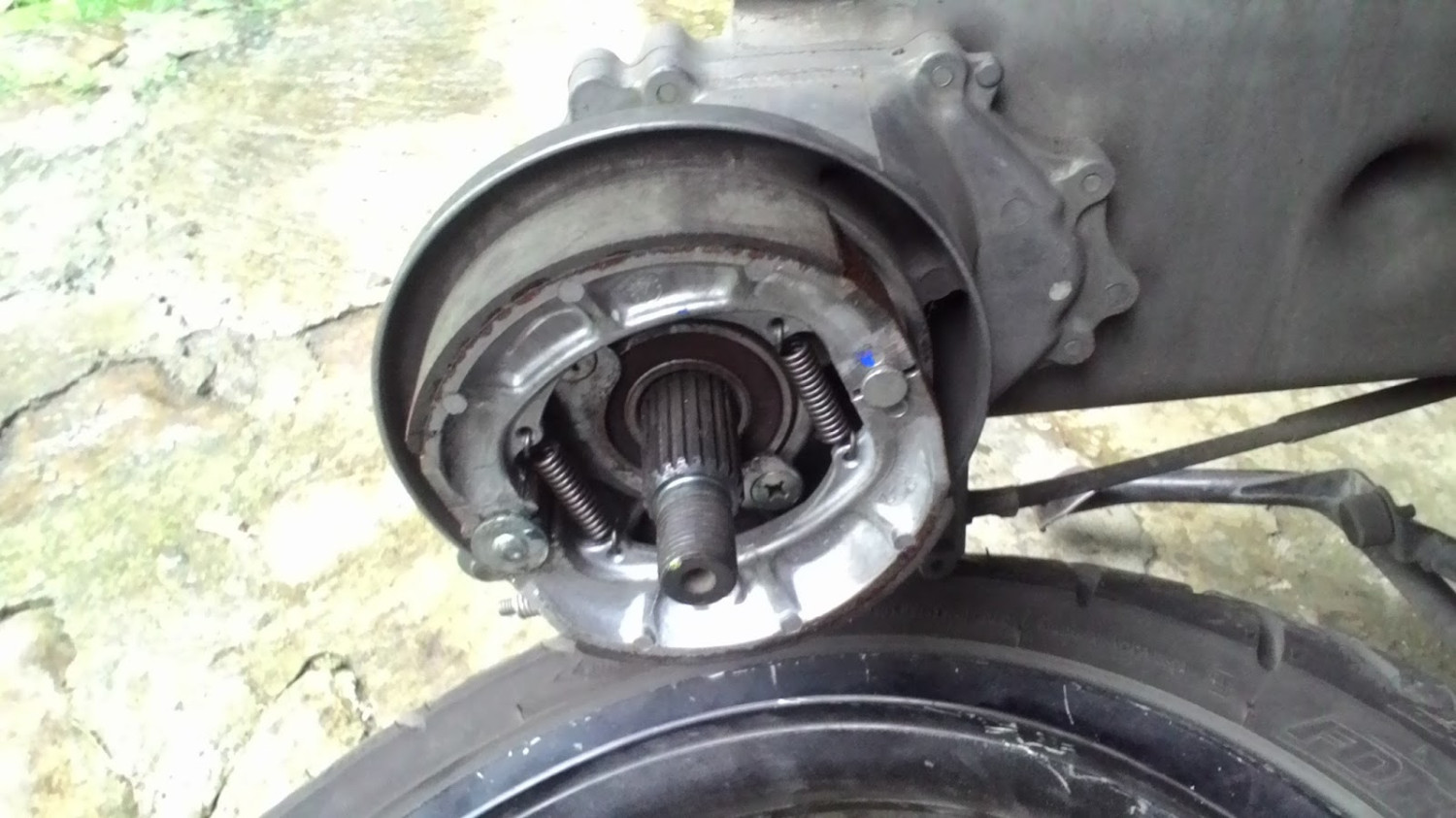 motor matic, rem teromol, rem teromol motor matic, penyebab rem teromol berdecit, penyebab rem teromol motor matic berdecit, Pulang Lebaran Rem Teromol Motor Matic Kalian Berdecit? Begini Cara Menghilangkannya