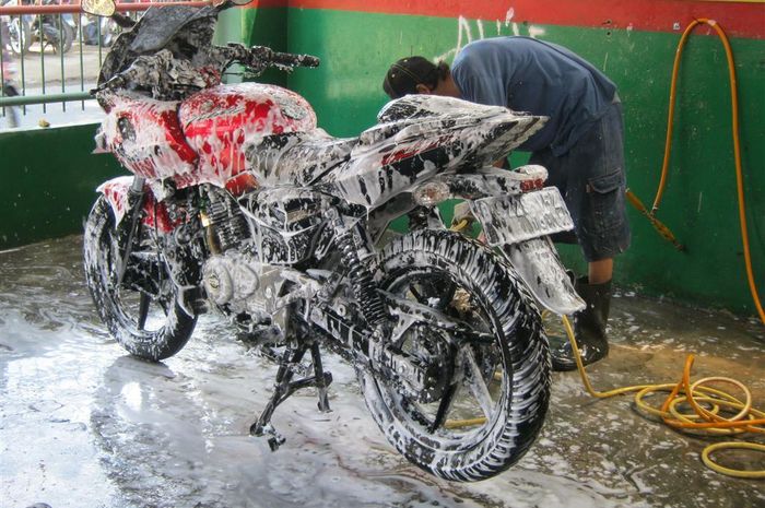 cuci motor, motor bekas, cara cuci motor yang benar, cara cuci motor, bahaya cuci motor pakai sabun colek, risiko cuci motor pakai sabun colek, Ini Efek Samping Mencuci Motor Bekas Kesayangan Pakai Sabun Colek