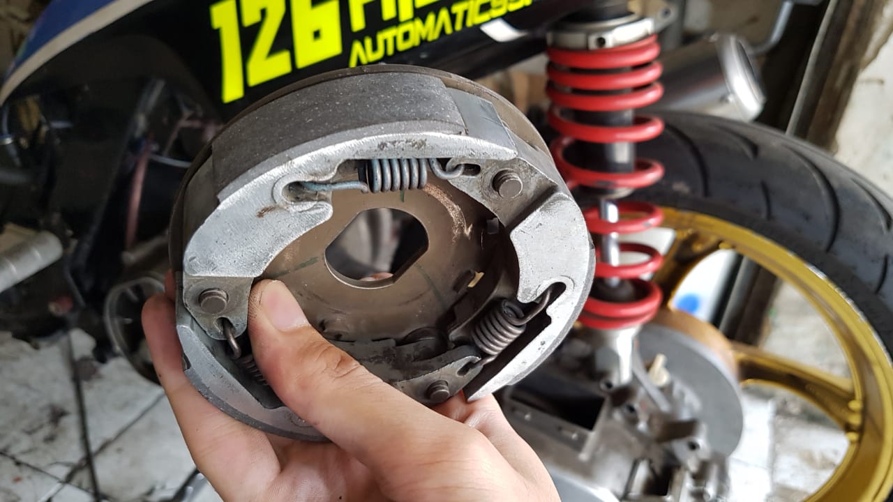 motor matic, kampas ganda, penyebab kampas ganda habis sebelah, kampas ganda motor matic, penyebab kampas ganda cepat habis, penyebab kampas ganda habis, Kampas Ganda Motor Matic Habis Sebelah? Awas, Kebiasaan Ini Penyebabnya